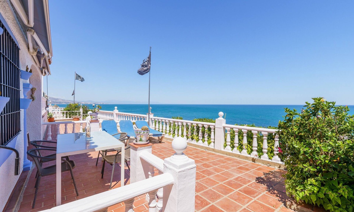 Mijas Costa House | Holiday Home '2 in Front Of The Sea' with Sea View, Wi-Fi and Air Conditioning