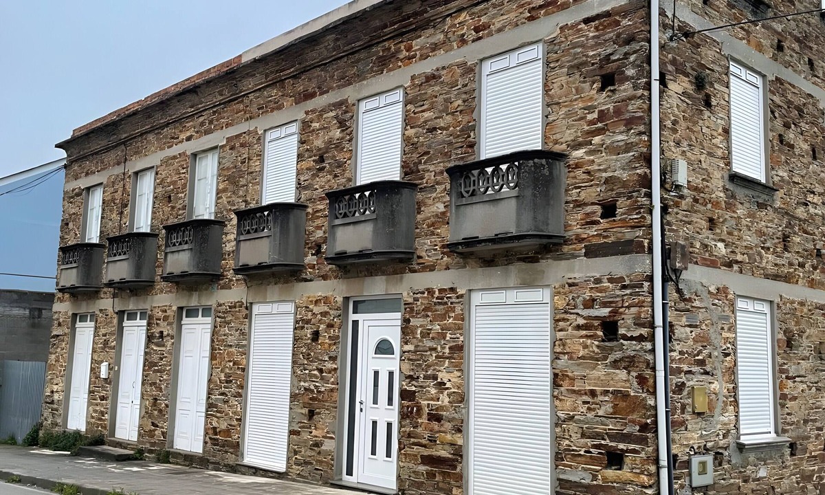 Foz House | Holiday Home 'Adelina' with Mountain Views, Private Garden and Balcony