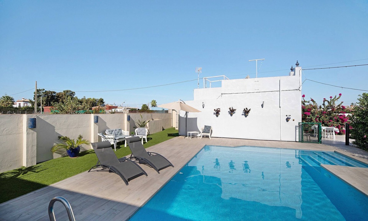 Chipiona House | Holiday Home 'Beautiful Traditional House' with Private Pool, Wi-Fi and Air Conditioning