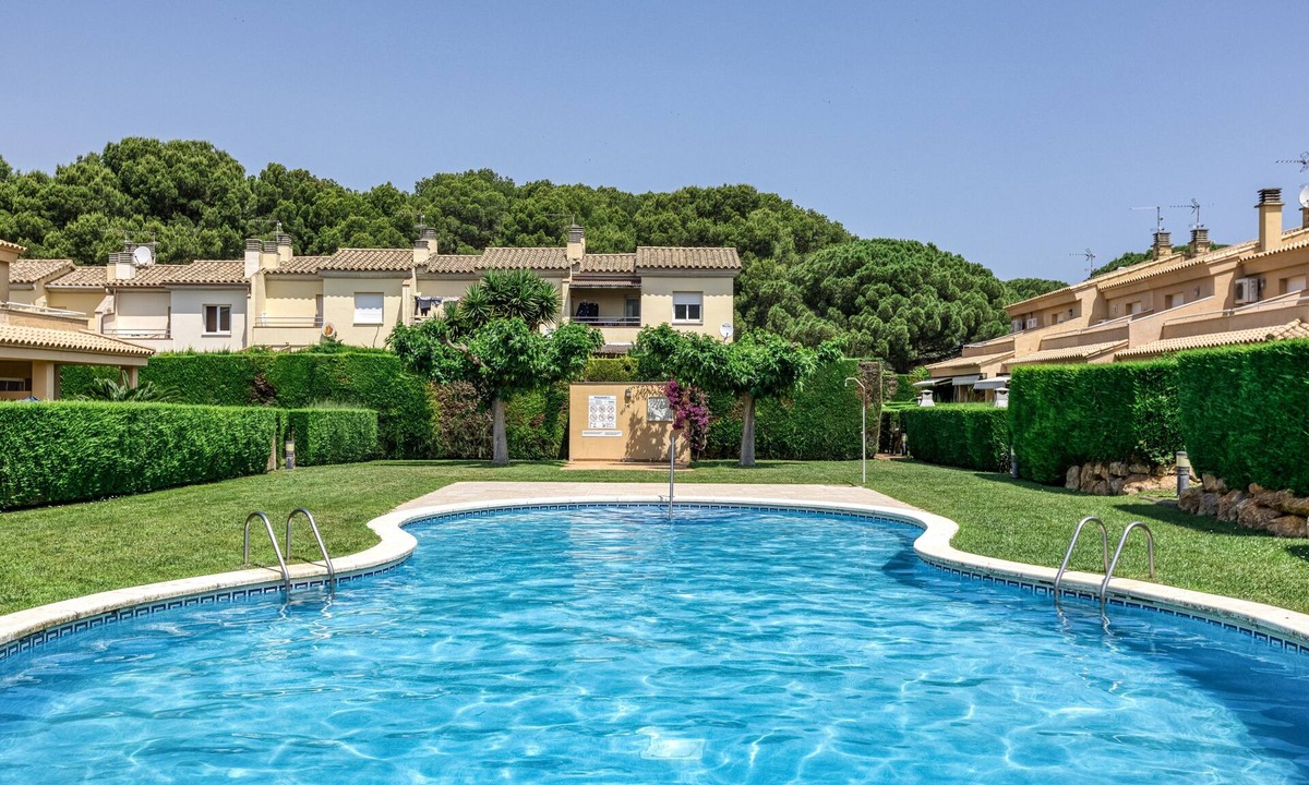 L'Escala House | Holiday Home 'Casa Con Piscina' with Mountain View, Wi-Fi and Air Conditioning