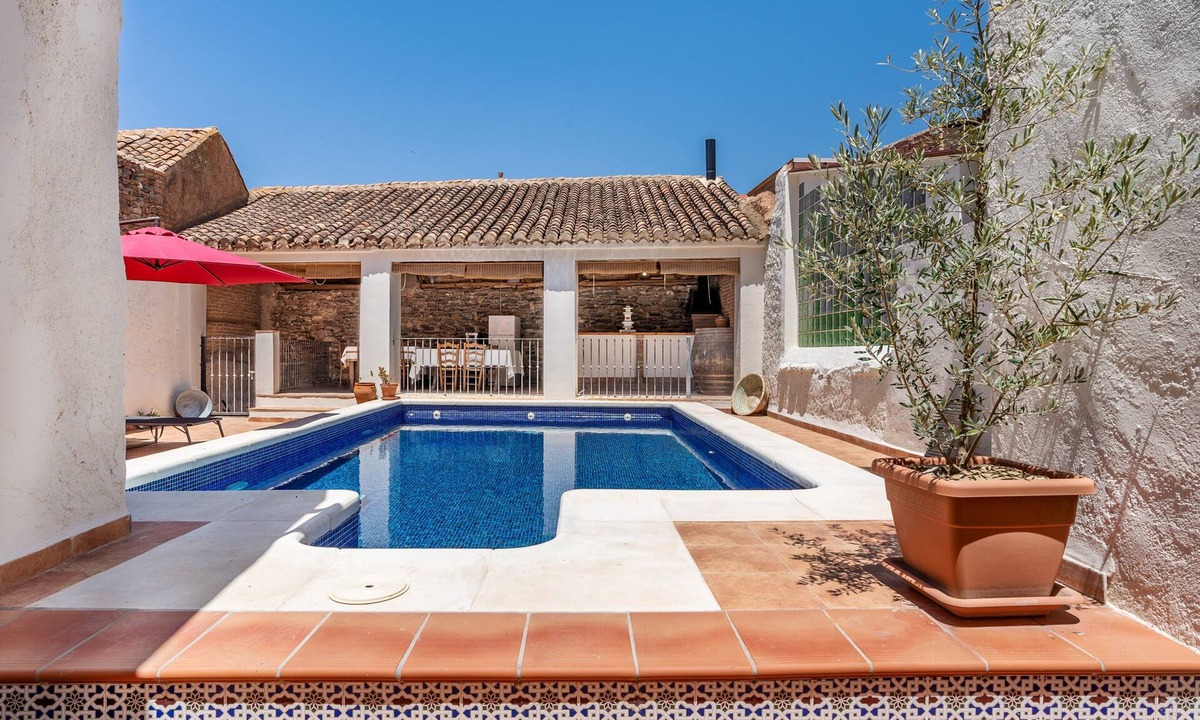Niguelas House | Holiday Home "Casa Juan y Loli" with Mountain Views, Private Pool and Wi-Fi