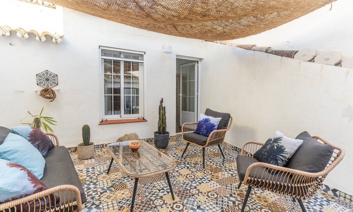 Historic Center of Estepona House | Holiday Home 'Casa Mariposa' with Terrace, Air Conditioning and Wi-Fi