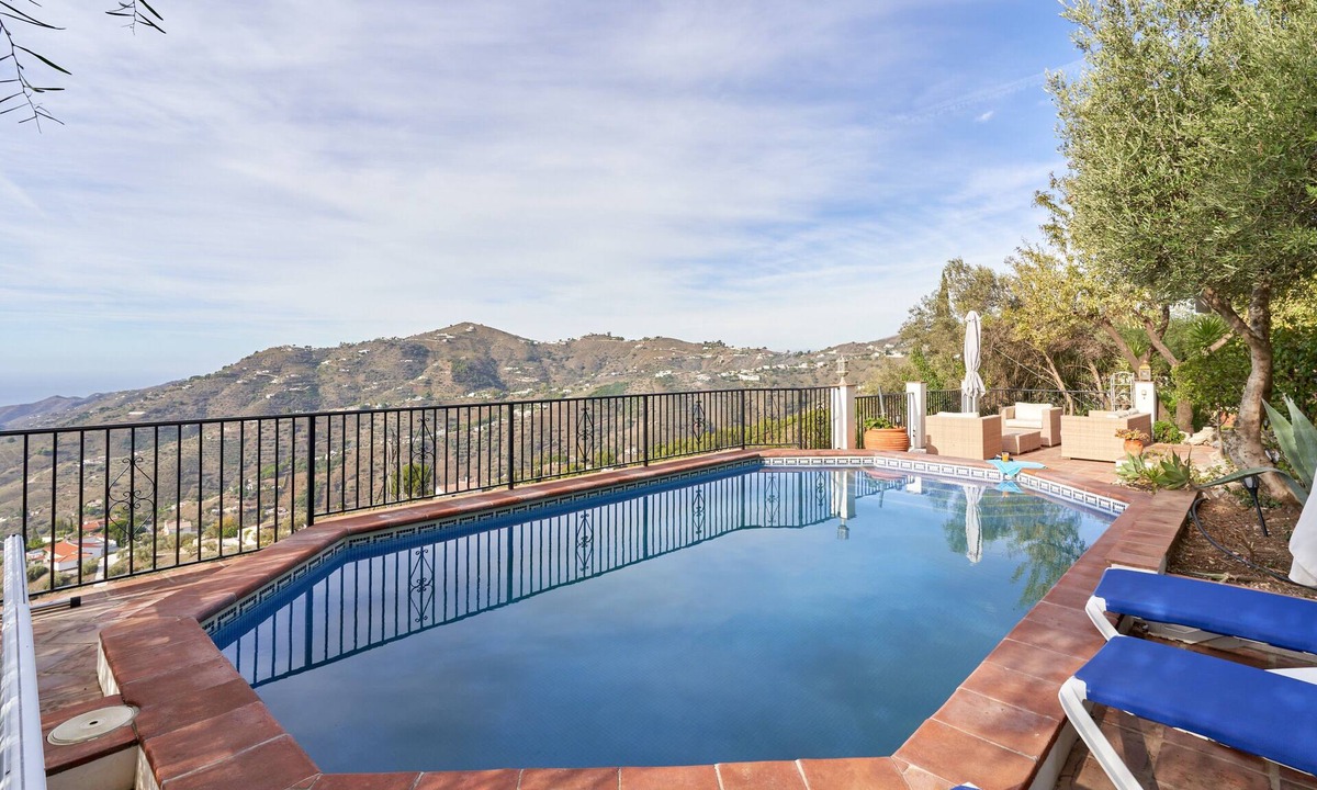 Competa House | Holiday Home 'Casa Oliana' with Sea View, Pool, Garden & Wi-Fi