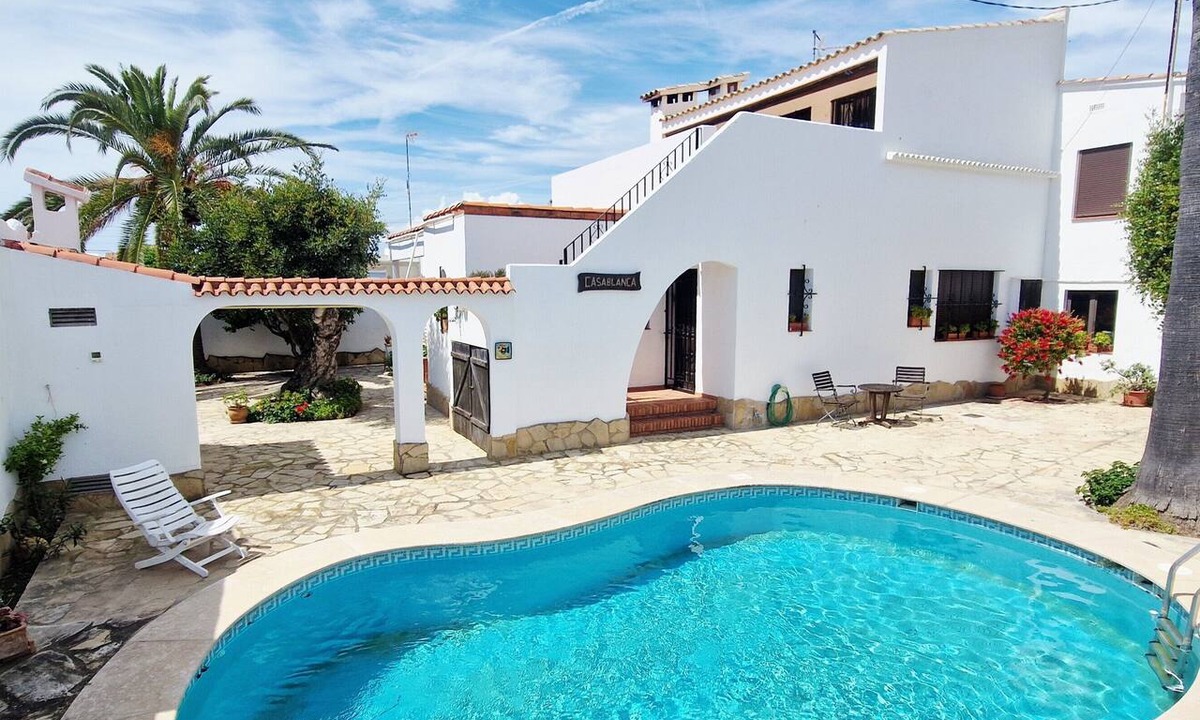 Vinaros House | Holiday Home 'Casablanca' with Private Terrace, Private Garden and Wi-Fi