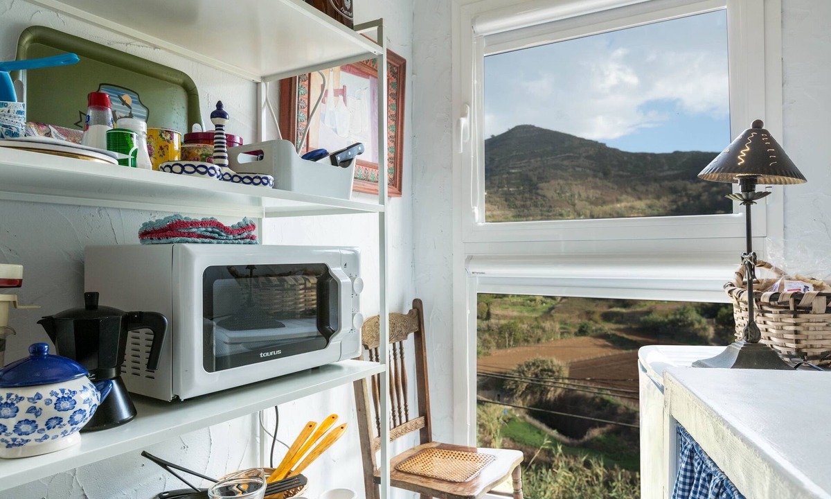 La Solana House | Holiday Home "Cueva de Sacromonte" with Mountain View, Wi-Fi & Terrace