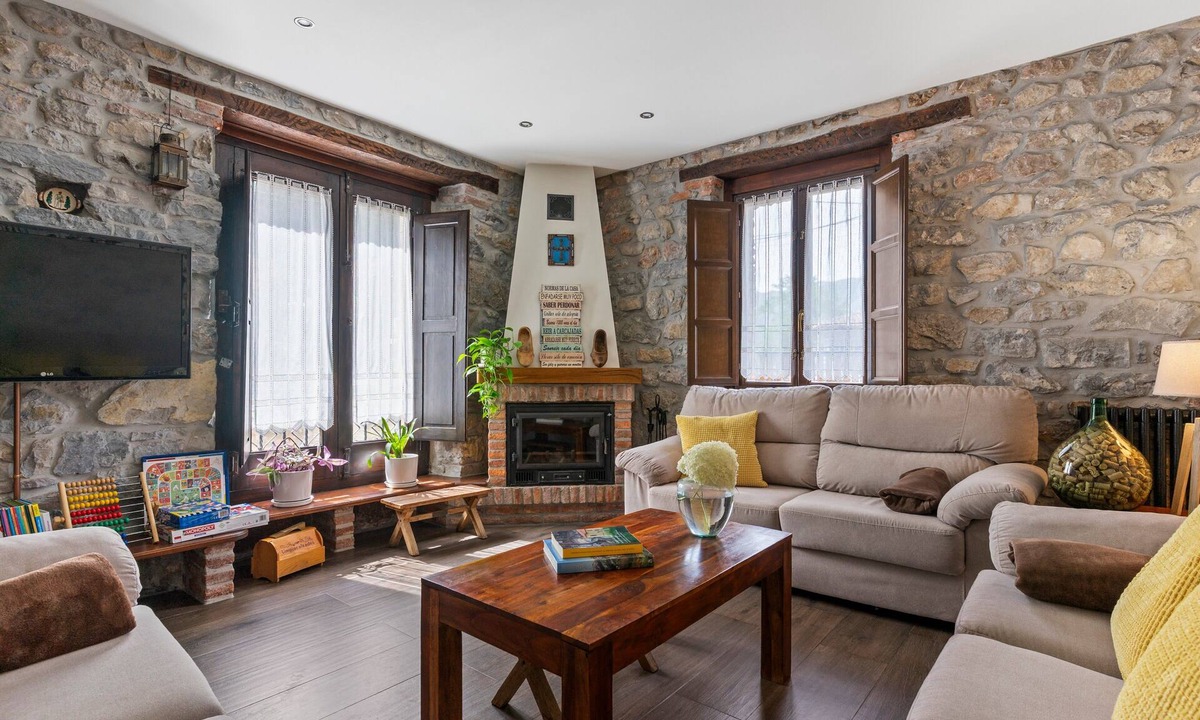 Soto de Cangas House | Holiday Home 'El Reinazu' with Mountain Views, Private Terrace and Wi-Fi