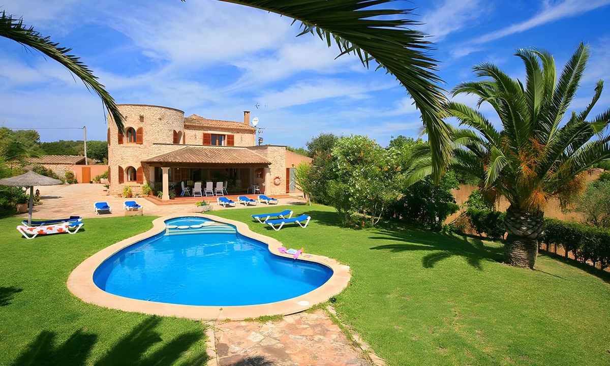 Es Llombards House | Holiday Home 'Es Rafal Nou' with Private Pool, Wi-Fi and Air Conditioning