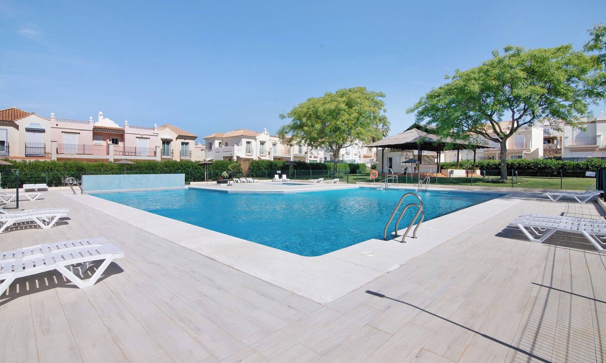 Costa Esuri House | Holiday Home 'Estrella' with Shared Pool, Wi-Fi and Air Conditioning