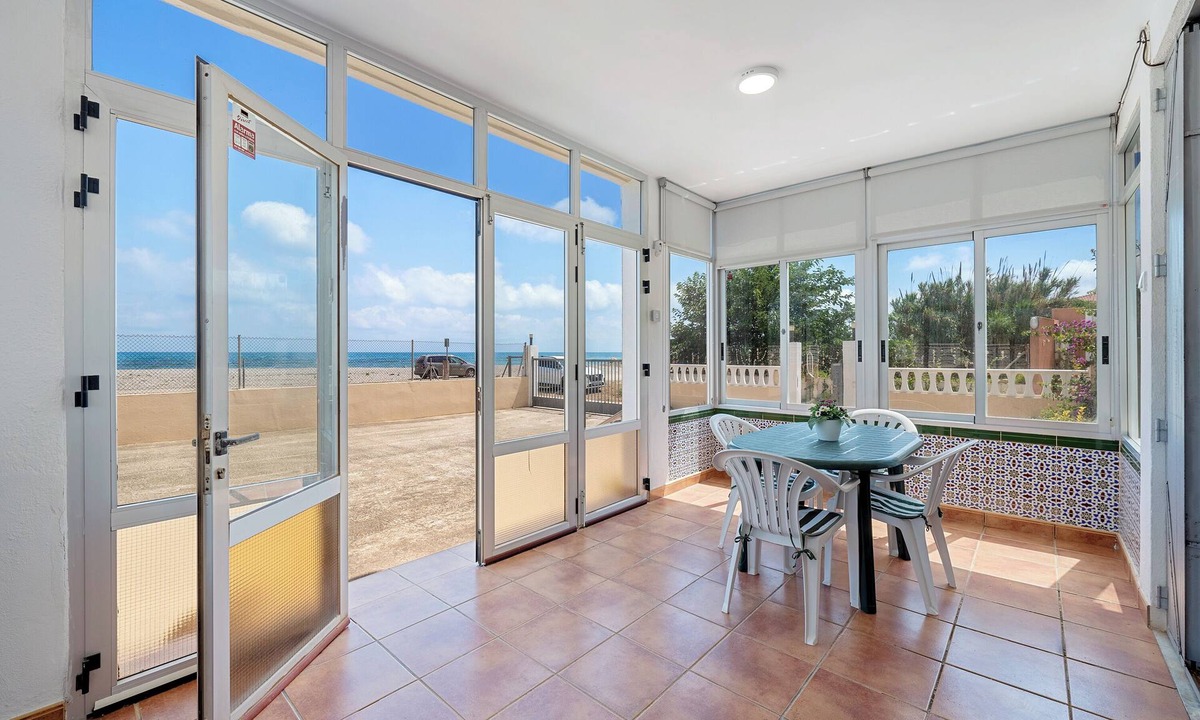 Benicarlo House | Holiday Home 'Planta Baja La Malvarrosa' with Sea View, Private Terrace and Wi-Fi