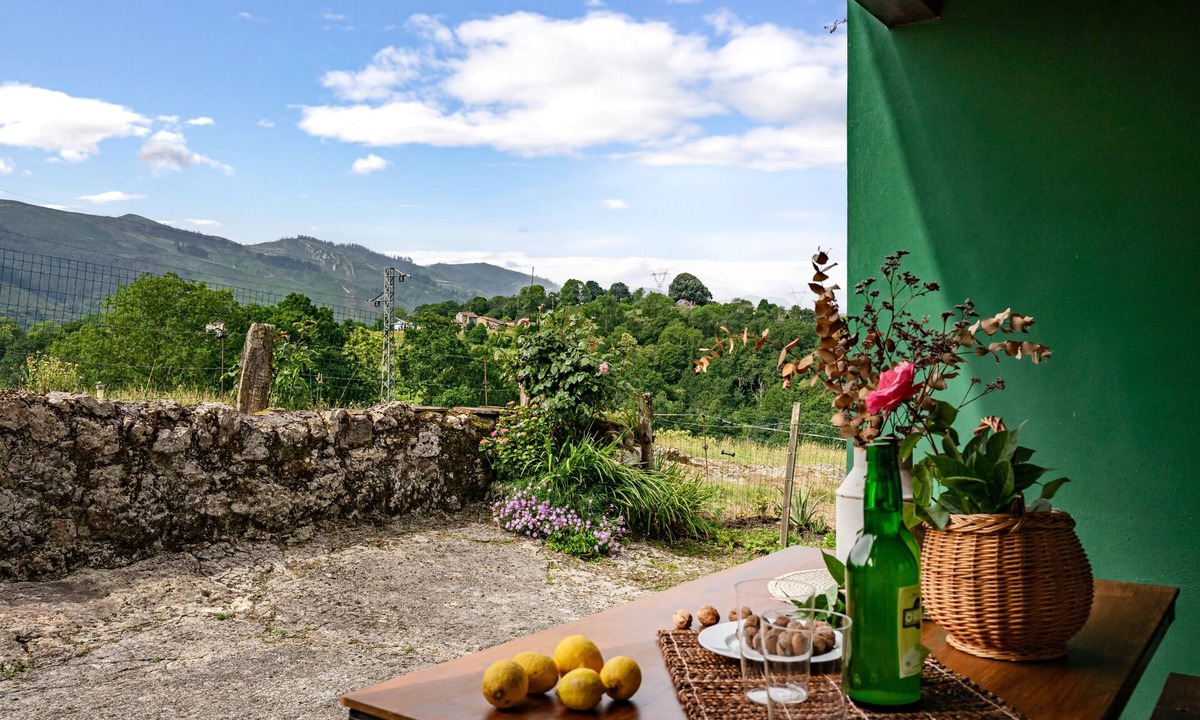 Villabajo House | Holiday Home 'Rosalinda' with Mountain Views, Private Terrace and Balcony