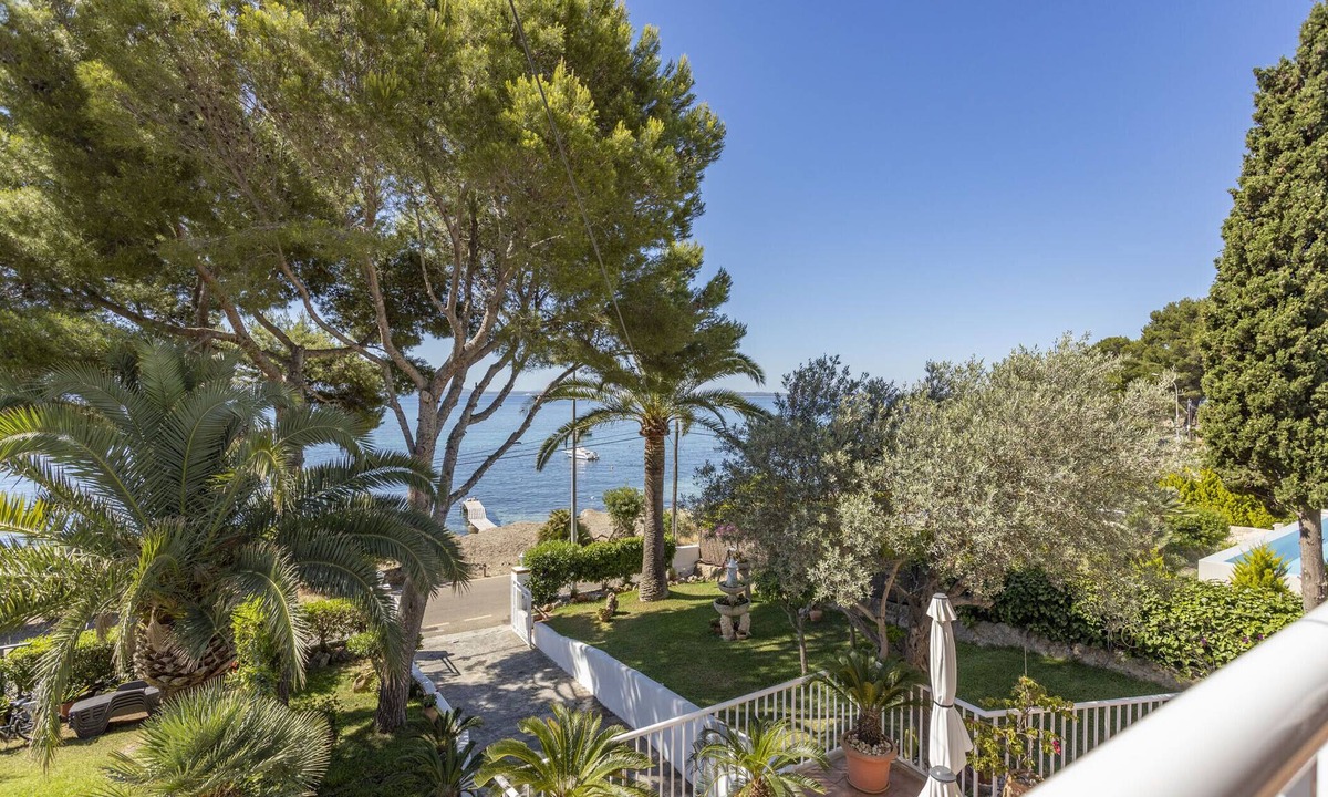 Alcanada Ski Chalet | House on the beachfront with 4 bedrooms, 2 bathrooms and barbecue
