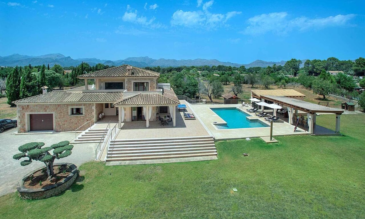 Alcudia Villa | Impressive & Spacious Villa - Private Pool, Outdoor Kitchen, Bar & Sauna - 20 mis walk to Alcudia!