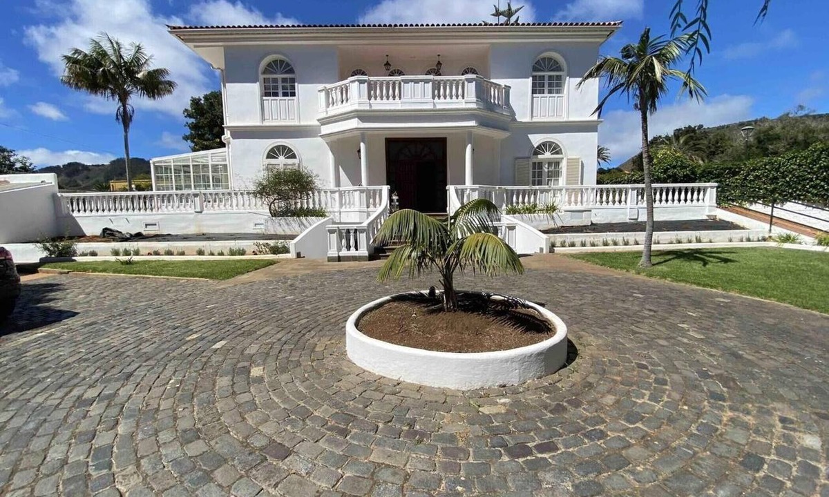 San Cristobal de La Laguna Apartment | Karat Villa La Florida – Elegance and Comfort in a Renovated 1990s Villa