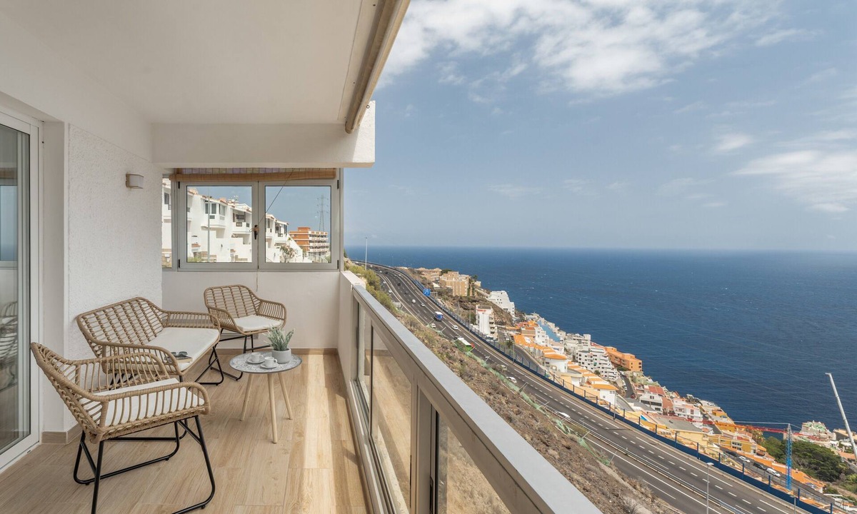 Tabaiba Apartment | La Bahía Vacation Apartment with Mountain and Sea Views from the Terrace