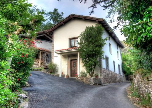 San Juan de Parres House | La Rondita, Fuentes, Parres, Asturias
