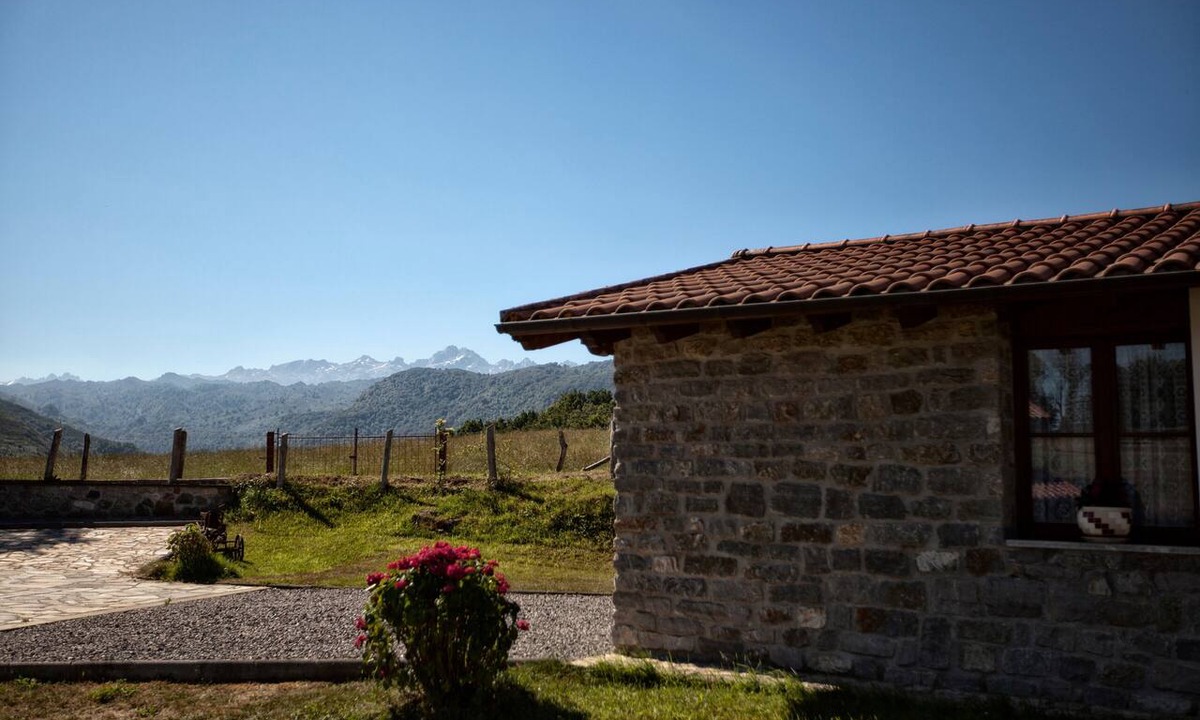 Cangas de Onis House | Les Xanes: El Trasgu - mountain views, terrace, and Wi-Fi