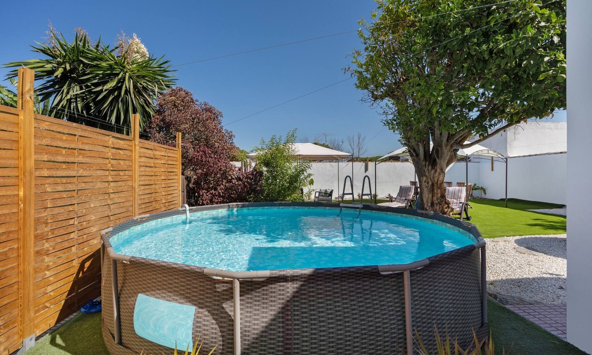Los Gallos-Cerromolino House | Limón Y Sal Holiday Home with Private Pool, Wi-Fi, and Air Conditioning