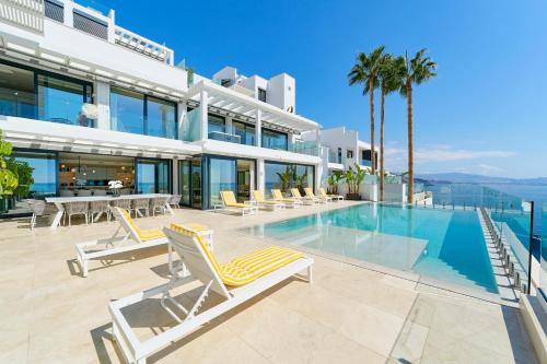 Velilla-Taramay Villa | Luxury Retreat with Pool, Jacuzzi, Cinema & Gym - Villa Riviera