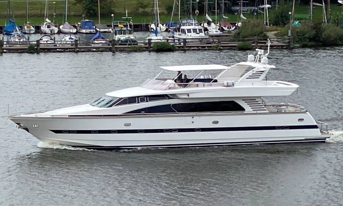 Badalona Boat Rental | Luxury yacht in marina de Badalona. Price for overnight stay in the whole yacht.