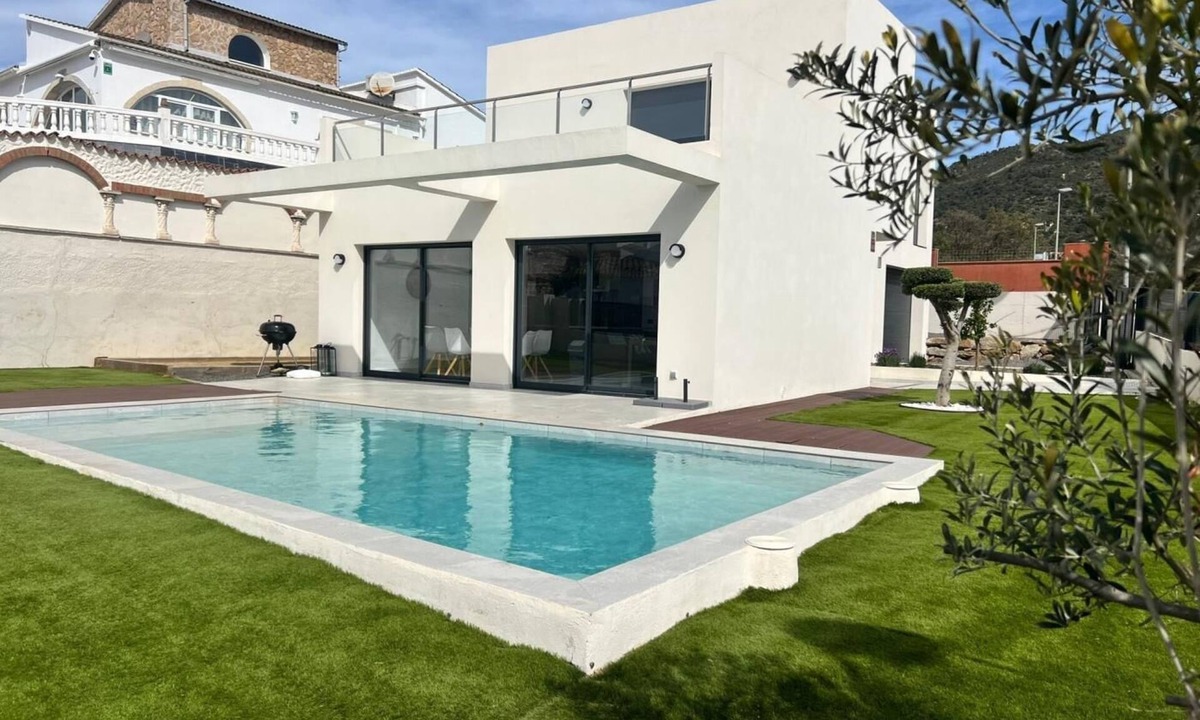El Mas Bosca House | Modern house Mas Bosca, with swimming pool and garden AV 67