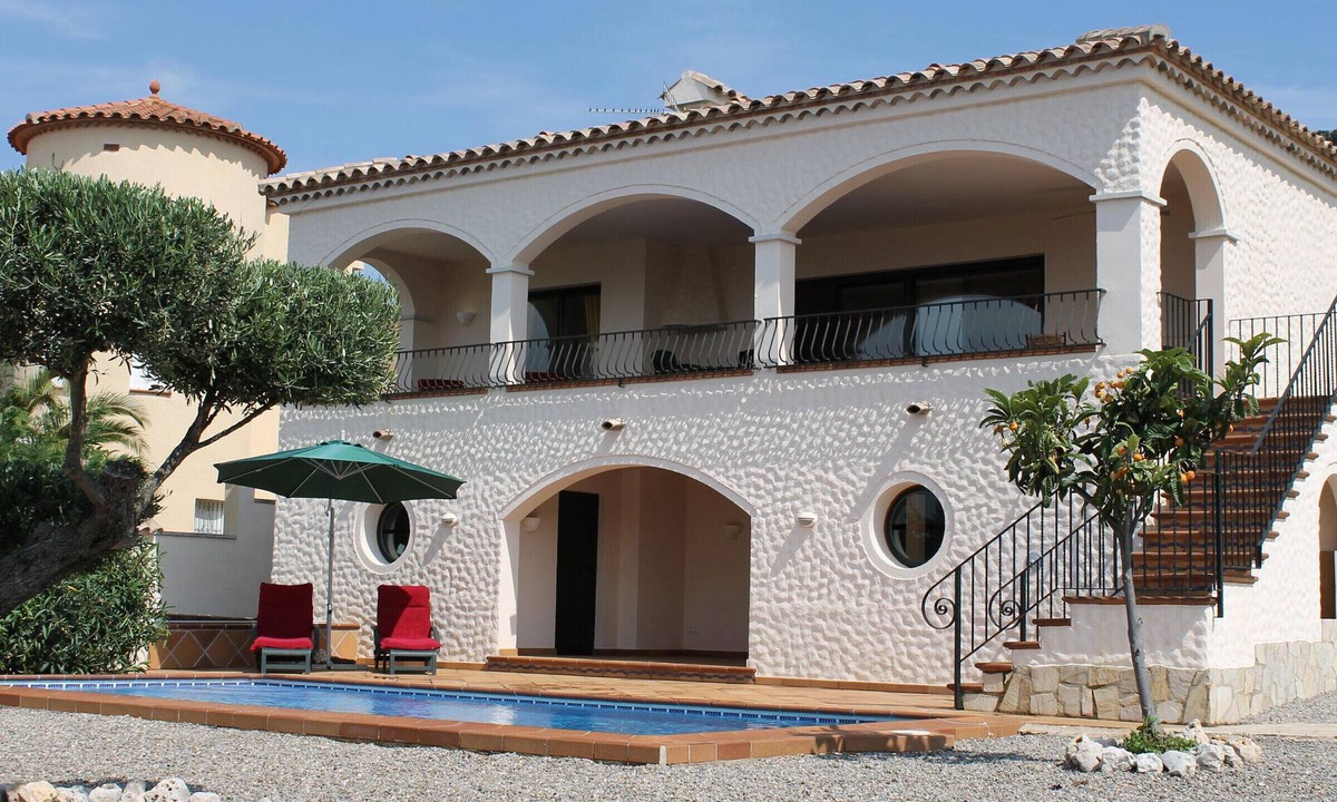 El Mas Fumats Villa | Modern House with Private Pool, 6 Guests, Roses