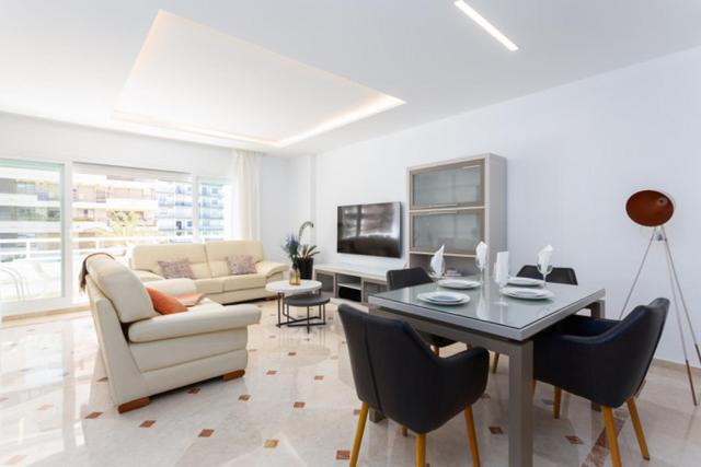 Marbella Seafront Promenade Apartment | MTR - Marbella Temporary Rent 3 bedrooms Av del Mar