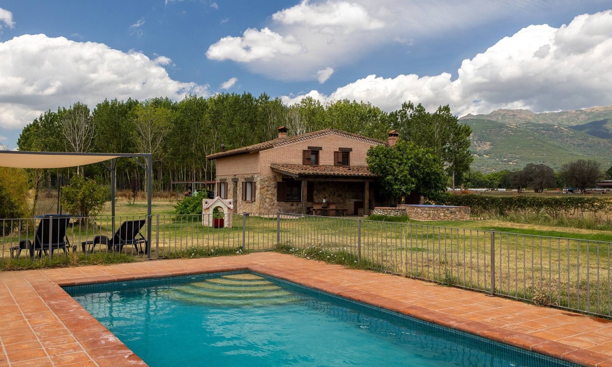 Gavilanes House | Paraje Navazos – Rural House in Sierra de Gredos with Pool and Mountain Views