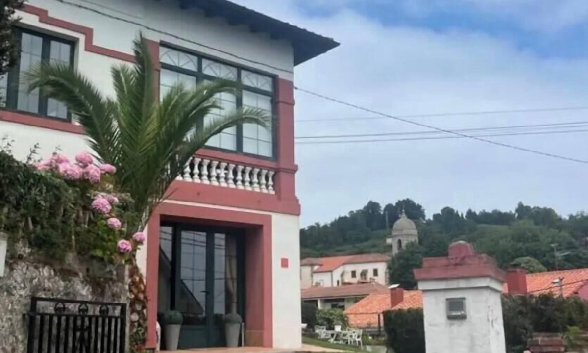 Lastres Apartment | Perfect getaway in a typical Asturian house with sea views, garden and parking.