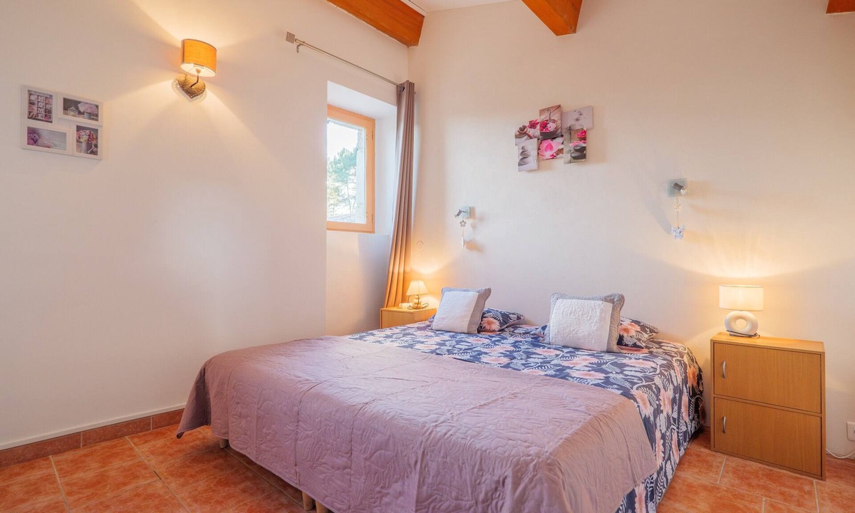Laurac-en-Vivarais Bed & Breakfast | Perles de aime "Nacrée" Guest Room in Ardèche Farmhouse
