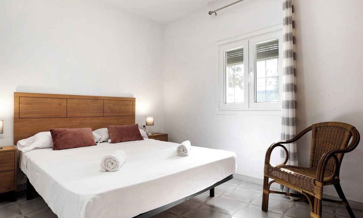 San Ambrosio House | Pet-Friendly Holiday Home "Villa Montenmedio 2" with Mountain View & Pool