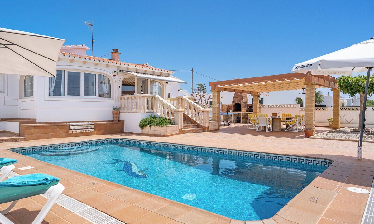 Cala en Porter Ski Chalet | Private villa with barbecue, ping pong, swimming pool and garden. 7 min from the beach!