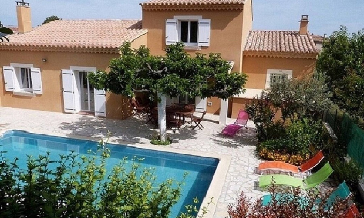 Saint-Didier Villa | Provençal House With Pool Vaucluse, with Good Services