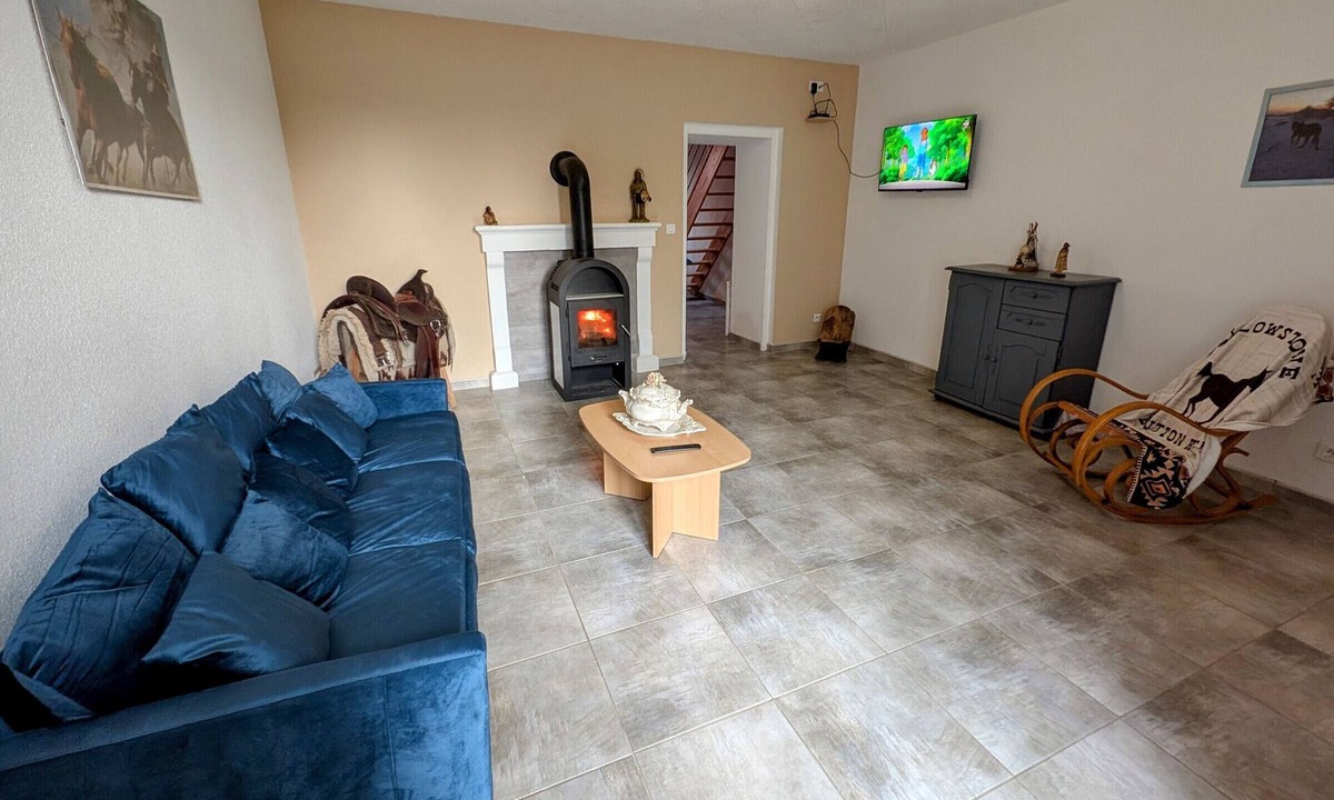 Anjeux Cottage | Quiet Lodge for 4 with Wood Stove and WiFi Included
