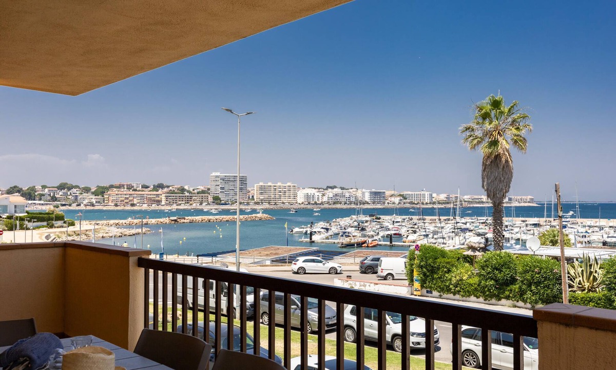 L'Escala Apartment | Ref. CLOTA MAR: Spacious flat with sea view, swimming pool and parking 150 metres from the beach
