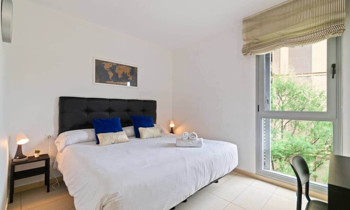 El Port Apartment | Room Carol FIRA GRAN VIA 2 - Suite with King Size Bed
