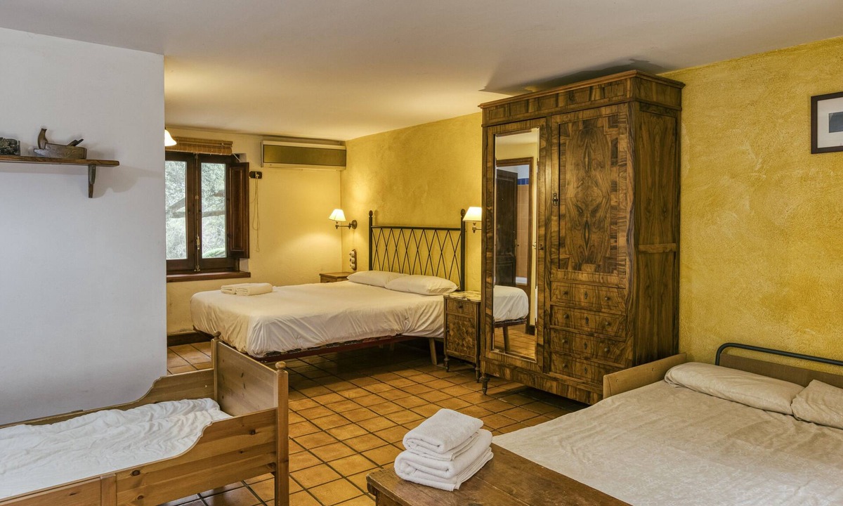 Pujals dels Pagesos Apartment | Room 'Xaloc' with Shared Pool, Wi-Fi and Air Conditioning