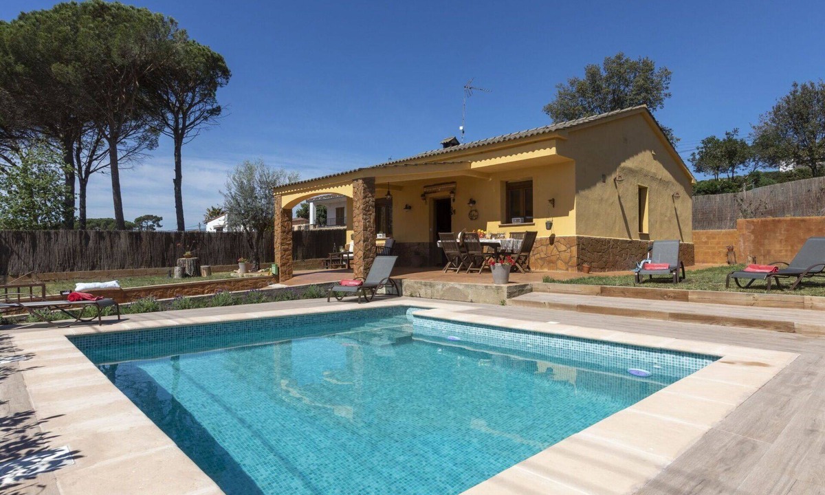 Sils House | Stunning private villa for 6 guests with WIFI, private pool, TV, balcony and pets allowed