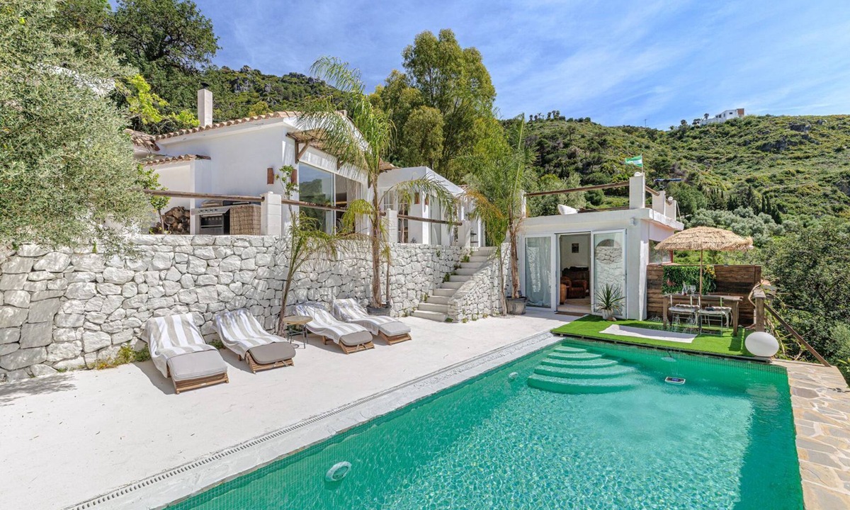 Casares House | Stylish House in Nature - Calm & Bright Living