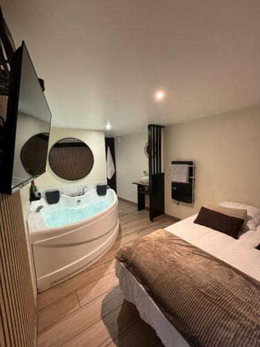 Langres Apartment | Tiny room