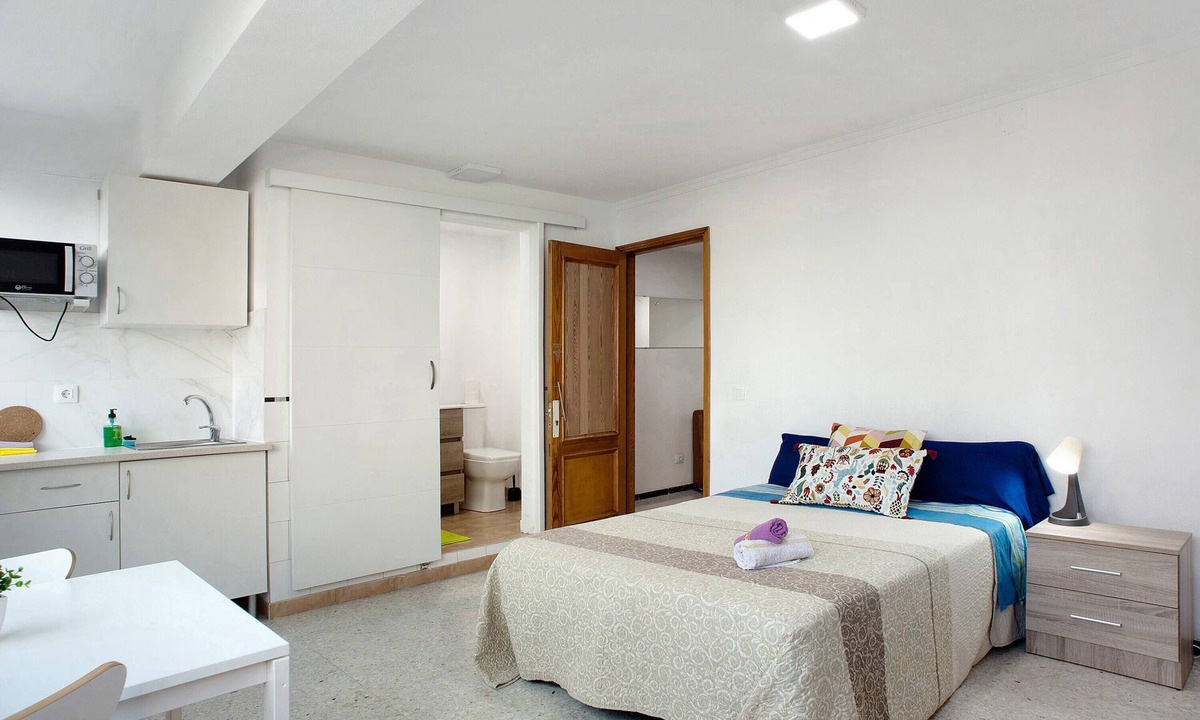 Vegueta Apartment | Vacation Studio 'Estudio 61' with Mountain View and Wi-Fi