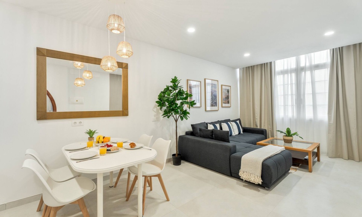 Cabo Blanco Apartment | Vacation Apartment 'Sunlit Modern Stay' with Balcony and Wi-Fi