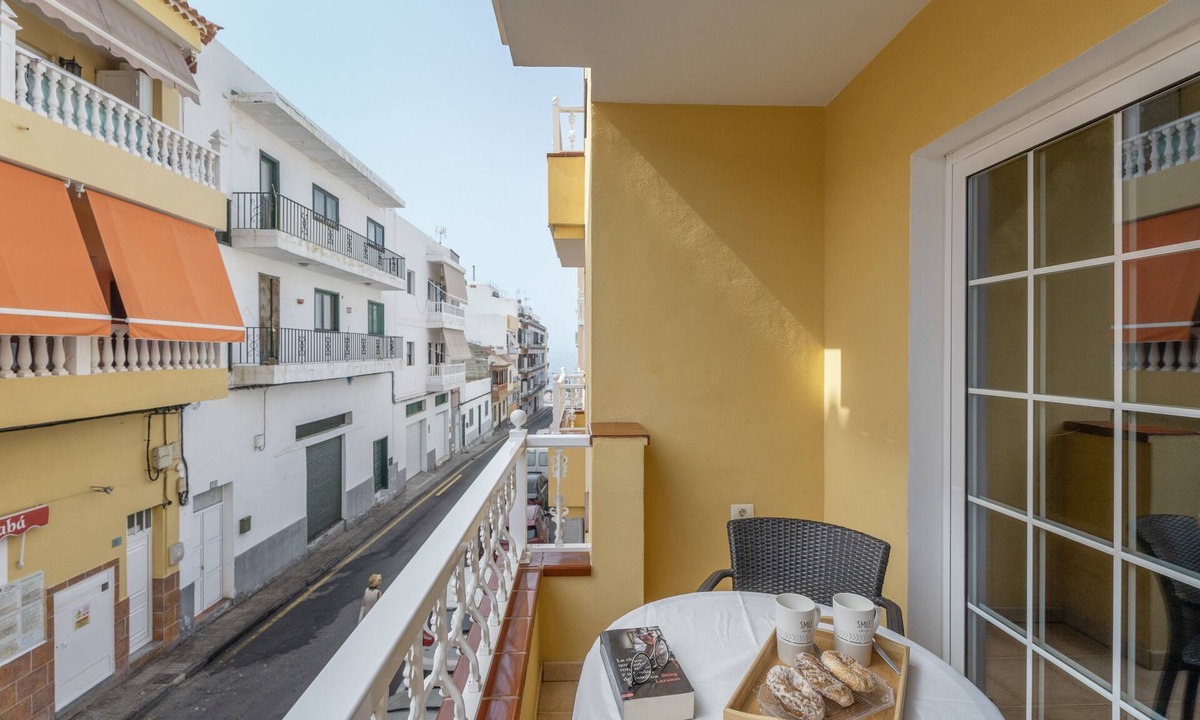 Playa San Juan Apartment | Vacation 'Casa Volcán Y Mar 1 Derecha' with Balcony, Wi-Fi and Air Conditioning