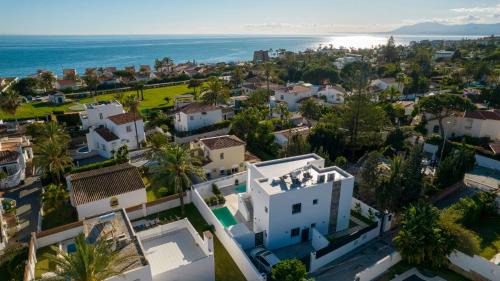 Carib Playa Villa | VACATION MARBELLA I Villa Marbesa White Pearl, Two Private Pools, 3min walk to the Beach, Fastest WiFi, Built in 2024