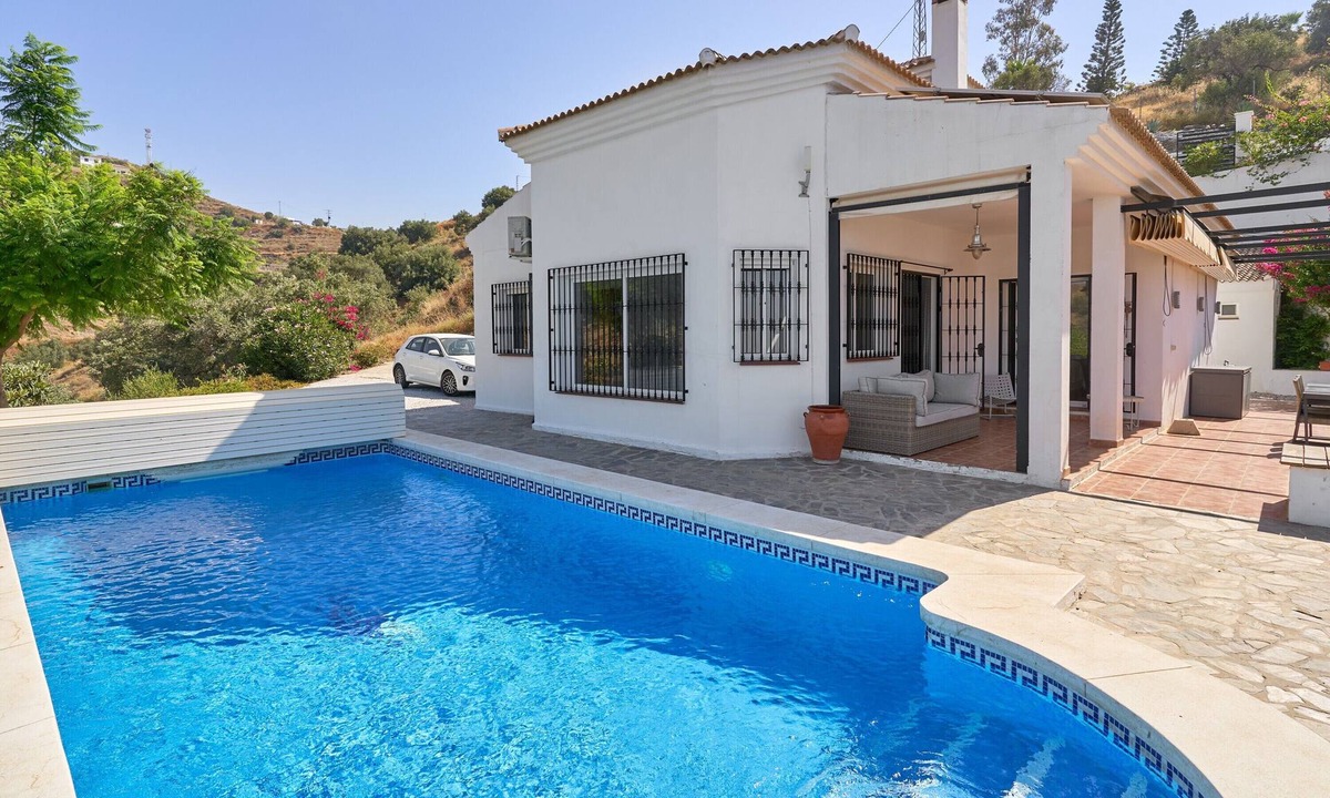 Sayalonga Villa | Villa 'Amapola' with Sea View, Private Pool and Wi-Fi