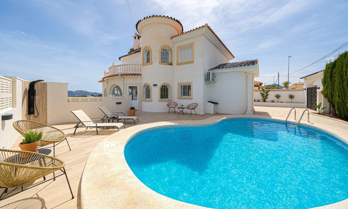 L'Alfas del Pi Villa | Villa "Casa Metro Family Villa" with Pool, Garden, Balcony, Air Conditioning and Wi-Fi
