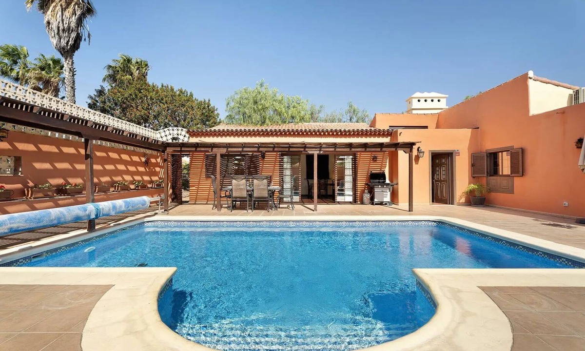 San Miguel de Abona Villa | Villa Esselle 3 bedrooms, 3 bathrooms, large swimming pool and air conditioning.