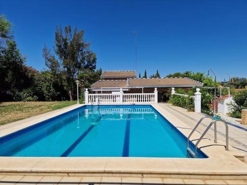 El Garrobo House | Villa Familiar con Piscina Privada y Barbacoa cerca de Sevilla