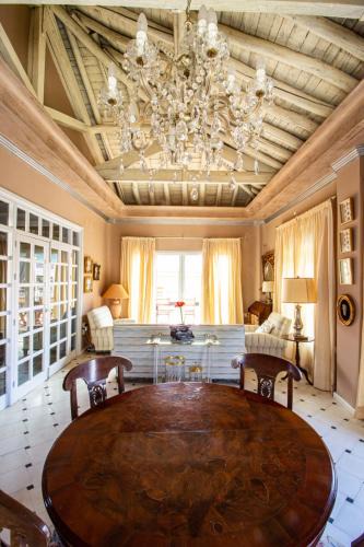 Cervantes Villa | Villa histórica con jardín y piscina cerca del centro