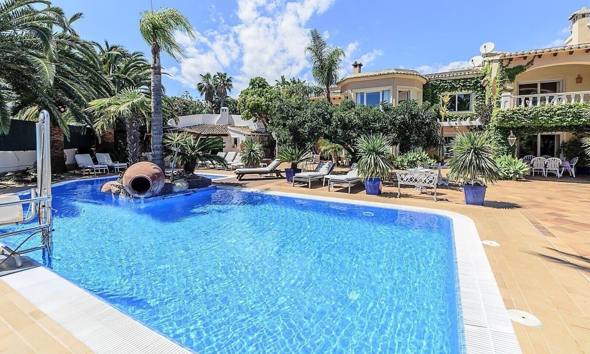 Pinar del Advocat Villa | Villa 'Luxury Xenofilia Lll' with Mountain View, Wi-Fi and Air Conditioning