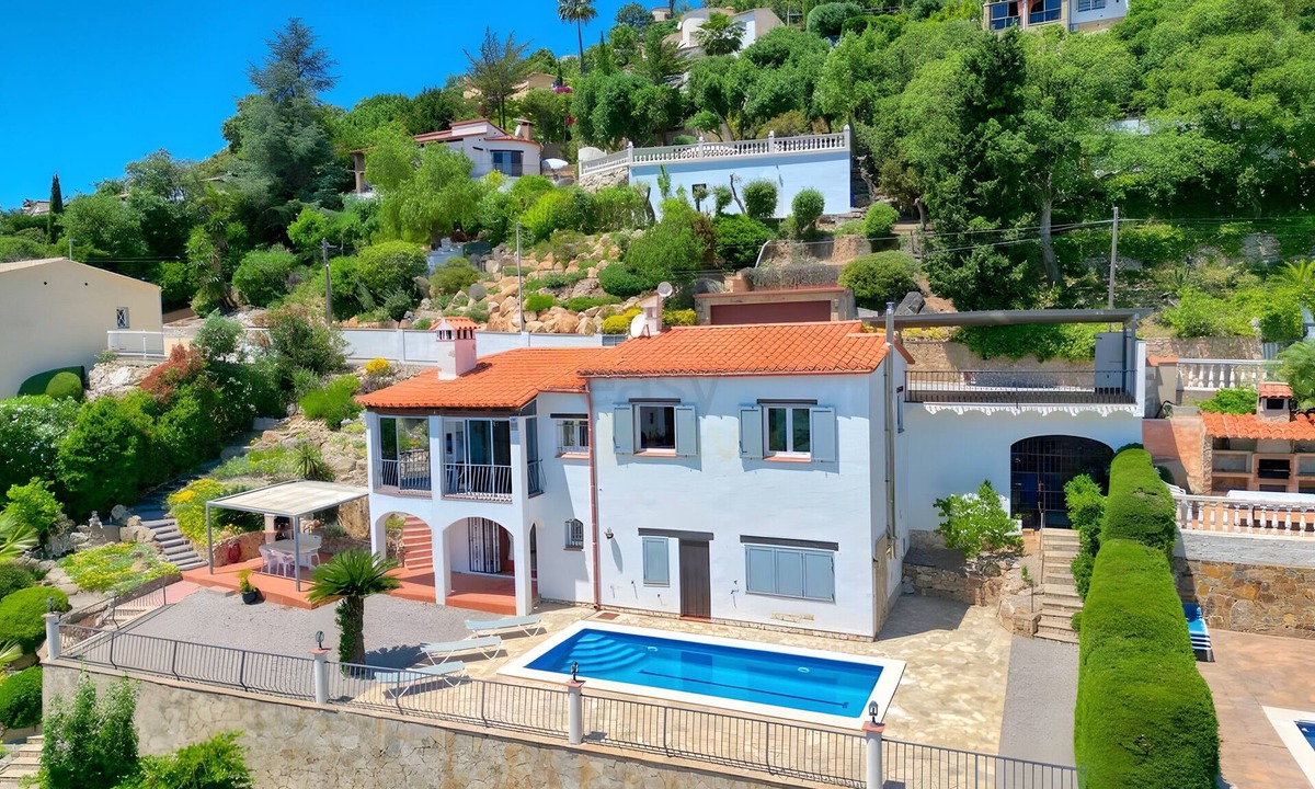 Calonge Ski Chalet | Villa Romantica – An Unmatched Setting Where the Sea Takes Center Stage
